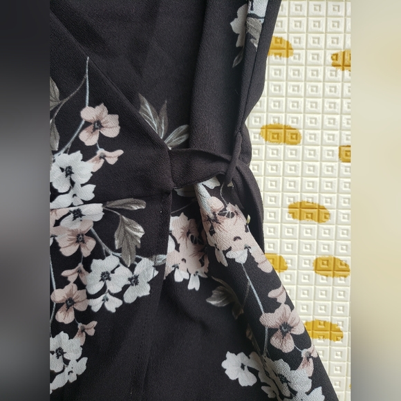 Dynamite black floral wrap tunic/blouse size small - Picture 3 of 4
